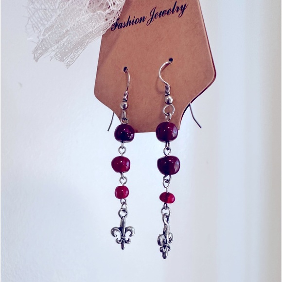 Stunning 3-Tier Red Amber Gemstones, Fleurs-de-Lea Charm
Stamped 925s Earrings - Picture 4 of 13